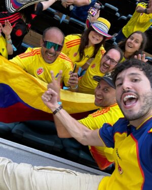 Sebastián Yatra Instagram - PRENDAN LA RADIO Y LA TELE QUE HOY JUEGA LA SELE 💛💛💛💙💙❤️❤️ yo sé que me excedí con la cantidad de videos, pero es que no es cualquier DOMINGO 🌤️✨✨✨✨🇨🇴🇨🇴🇨🇴🇨🇴 Cuánto queda el partido?!?!? Hagan pues sus apuestas!!!! 👇🏻👇🏻👇🏻👇🏻