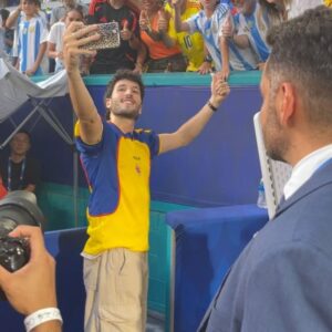 Sebastián Yatra Instagram - PRENDAN LA RADIO Y LA TELE QUE HOY JUEGA LA SELE 💛💛💛💙💙❤️❤️ yo sé que me excedí con la cantidad de videos, pero es que no es cualquier DOMINGO 🌤️✨✨✨✨🇨🇴🇨🇴🇨🇴🇨🇴 Cuánto queda el partido?!?!? Hagan pues sus apuestas!!!! 👇🏻👇🏻👇🏻👇🏻