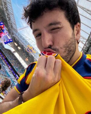 Sebastián Yatra Instagram - PRENDAN LA RADIO Y LA TELE QUE HOY JUEGA LA SELE 💛💛💛💙💙❤️❤️ yo sé que me excedí con la cantidad de videos, pero es que no es cualquier DOMINGO 🌤️✨✨✨✨🇨🇴🇨🇴🇨🇴🇨🇴 Cuánto queda el partido?!?!? Hagan pues sus apuestas!!!! 👇🏻👇🏻👇🏻👇🏻