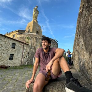 Sebastián Yatra Instagram - como han los domingos últimamente:

1. Me junté con mis mejores amigos a las 2pm a ver un partido en casa y terminamos tatuándonos a las 2am
2. Corriendo por San Sebastián (primera vez q conozco la ciudad a la cual mis papás le copiaron mi nombre)
3. una moto, un atardecer, y un domingo en portugal 🇵🇹 
4. (el tatuaje)
5. santanita y io
6. todos juiciosos trabajando el domingo como tiene q ser 🫡🫡🫡💂🏻‍♂️💂🏻‍♀️💂🏽
7. mi primera obra de cerámica 👨🏼‍🎨, mucho talento, lo c
8. aprendiéndome el guión de algo muy especial y aún aprendiendo a amarrarme lo zapatos después de 29 años 🐰 (la del conejito es la técnica q “aprendí”)
9. lo q tu novia piensa q haces con tus amigos vs. lo q haces en realidad. soy fan de la joaqui
10. 👀