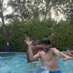 Sebastián Yatra Instagram - como han los domingos últimamente:

1. Me junté con mis mejores amigos a las 2pm a ver un partido en casa y terminamos tatuándonos a las 2am
2. Corriendo por San Sebastián (primera vez q conozco la ciudad a la cual mis papás le copiaron mi nombre)
3. una moto, un atardecer, y un domingo en portugal 🇵🇹 
4. (el tatuaje)
5. santanita y io
6. todos juiciosos trabajando el domingo como tiene q ser 🫡🫡🫡💂🏻‍♂️💂🏻‍♀️💂🏽
7. mi primera obra de cerámica 👨🏼‍🎨, mucho talento, lo c
8. aprendiéndome el guión de algo muy especial y aún aprendiendo a amarrarme lo zapatos después de 29 años 🐰 (la del conejito es la técnica q “aprendí”)
9. lo q tu novia piensa q haces con tus amigos vs. lo q haces en realidad. soy fan de la joaqui
10. 👀