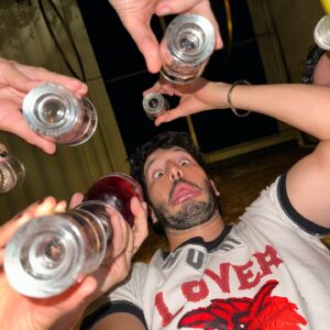 Sebastián Yatra Instagram - como han los domingos últimamente:

1. Me junté con mis mejores amigos a las 2pm a ver un partido en casa y terminamos tatuándonos a las 2am
2. Corriendo por San Sebastián (primera vez q conozco la ciudad a la cual mis papás le copiaron mi nombre)
3. una moto, un atardecer, y un domingo en portugal 🇵🇹 
4. (el tatuaje)
5. santanita y io
6. todos juiciosos trabajando el domingo como tiene q ser 🫡🫡🫡💂🏻‍♂️💂🏻‍♀️💂🏽
7. mi primera obra de cerámica 👨🏼‍🎨, mucho talento, lo c
8. aprendiéndome el guión de algo muy especial y aún aprendiendo a amarrarme lo zapatos después de 29 años 🐰 (la del conejito es la técnica q “aprendí”)
9. lo q tu novia piensa q haces con tus amigos vs. lo q haces en realidad. soy fan de la joaqui
10. 👀