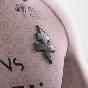 Sébastien-Abdelhamid Godelu Instagram - @fcmetz X Sebastien Abdelhamid ! 
Un honneur et une fierté immense pour moi de signer ce maillot third pour ce club qui représente tant pour moi. 

Ce maillot est une déclaration d’Amour au club, à la ville et ses habitants ! 🇱🇻

Je me suis replongé dans ce qui m’avait marqué et tant séduit (au-delà des gens) quand j’ai découvert Metz dans mon enfance : son architecture, la place Saint-Louis, les arcades, l’influence italienne, la Renaissance. Metz est une ville de culture avec une grande histoire.

C’est vraiment ce qui a guidé mon inspiration. En ce sens, j’ai voulu travailler un élément iconique, emblématique et ô combien symbolique (surtout en ce moment) : la croix de Lorraine. J’en ai fait un monogramme qui conjugue toutes ces inspirations architecturales et culturelles citées plus tôt.

Il restait à déterminer la couleur, qui doit trancher avec le Home et l’Away tout en ayant un sens pour garder un ensemble cohérent. Le rose est inspiré de la colonne de Merten, ce qui donne à l’histoire de ce maillot un vrai ancrage dans la ville et une sorte de voyage en son sein.

J’espère qu’il vous plaira, il est à vous, il est à nous désormais ❤️

Un rêve de gosse qui se concrétise, mon premier stade, premier match, premières émotions de foot voyant @robert_pires07 fouler la pelouse.
une énorme émotion derrière ce projet qui symbolise tant pour moi. Croyez en vous, croyez en vos rêves ! 

Un ÉNORME merci au @fcmetz pour la confiance et le plaisir de collaborer ensemble tout au long du processus creatif, merci à toutes les équipes vraiment. Un Énorme merci et bravo en particulier à @juliedkr57 et @annelmrqs qui ont fait un boulot fantastique et elles sont clairement au cœur de ce projet.

Grand Merci à @benhofame qui a permis de consolider ce projet et de le lancer !

Merci @kappa_sport 

Merci à toute la team @hype_noticefr qui s’est défoncée pour produire des contenus au top.

#collab #collaboration #foot #fcmetz #metz #maillot #Pireslegoat #KastendeuchLaLegende