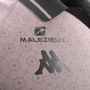 Sébastien-Abdelhamid Godelu Instagram - @fcmetz X Sebastien Abdelhamid ! 
Un honneur et une fierté immense pour moi de signer ce maillot third pour ce club qui représente tant pour moi. 

Ce maillot est une déclaration d’Amour au club, à la ville et ses habitants ! 🇱🇻

Je me suis replongé dans ce qui m’avait marqué et tant séduit (au-delà des gens) quand j’ai découvert Metz dans mon enfance : son architecture, la place Saint-Louis, les arcades, l’influence italienne, la Renaissance. Metz est une ville de culture avec une grande histoire.

C’est vraiment ce qui a guidé mon inspiration. En ce sens, j’ai voulu travailler un élément iconique, emblématique et ô combien symbolique (surtout en ce moment) : la croix de Lorraine. J’en ai fait un monogramme qui conjugue toutes ces inspirations architecturales et culturelles citées plus tôt.

Il restait à déterminer la couleur, qui doit trancher avec le Home et l’Away tout en ayant un sens pour garder un ensemble cohérent. Le rose est inspiré de la colonne de Merten, ce qui donne à l’histoire de ce maillot un vrai ancrage dans la ville et une sorte de voyage en son sein.

J’espère qu’il vous plaira, il est à vous, il est à nous désormais ❤️

Un rêve de gosse qui se concrétise, mon premier stade, premier match, premières émotions de foot voyant @robert_pires07 fouler la pelouse.
une énorme émotion derrière ce projet qui symbolise tant pour moi. Croyez en vous, croyez en vos rêves ! 

Un ÉNORME merci au @fcmetz pour la confiance et le plaisir de collaborer ensemble tout au long du processus creatif, merci à toutes les équipes vraiment. Un Énorme merci et bravo en particulier à @juliedkr57 et @annelmrqs qui ont fait un boulot fantastique et elles sont clairement au cœur de ce projet.

Grand Merci à @benhofame qui a permis de consolider ce projet et de le lancer !

Merci @kappa_sport 

Merci à toute la team @hype_noticefr qui s’est défoncée pour produire des contenus au top.

#collab #collaboration #foot #fcmetz #metz #maillot #Pireslegoat #KastendeuchLaLegende