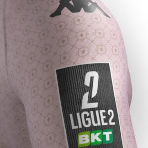 Sébastien-Abdelhamid Godelu Instagram - @fcmetz X Sebastien Abdelhamid ! 
Un honneur et une fierté immense pour moi de signer ce maillot third pour ce club qui représente tant pour moi. 

Ce maillot est une déclaration d’Amour au club, à la ville et ses habitants ! 🇱🇻

Je me suis replongé dans ce qui m’avait marqué et tant séduit (au-delà des gens) quand j’ai découvert Metz dans mon enfance : son architecture, la place Saint-Louis, les arcades, l’influence italienne, la Renaissance. Metz est une ville de culture avec une grande histoire.

C’est vraiment ce qui a guidé mon inspiration. En ce sens, j’ai voulu travailler un élément iconique, emblématique et ô combien symbolique (surtout en ce moment) : la croix de Lorraine. J’en ai fait un monogramme qui conjugue toutes ces inspirations architecturales et culturelles citées plus tôt.

Il restait à déterminer la couleur, qui doit trancher avec le Home et l’Away tout en ayant un sens pour garder un ensemble cohérent. Le rose est inspiré de la colonne de Merten, ce qui donne à l’histoire de ce maillot un vrai ancrage dans la ville et une sorte de voyage en son sein.

J’espère qu’il vous plaira, il est à vous, il est à nous désormais ❤️

Un rêve de gosse qui se concrétise, mon premier stade, premier match, premières émotions de foot voyant @robert_pires07 fouler la pelouse.
une énorme émotion derrière ce projet qui symbolise tant pour moi. Croyez en vous, croyez en vos rêves ! 

Un ÉNORME merci au @fcmetz pour la confiance et le plaisir de collaborer ensemble tout au long du processus creatif, merci à toutes les équipes vraiment. Un Énorme merci et bravo en particulier à @juliedkr57 et @annelmrqs qui ont fait un boulot fantastique et elles sont clairement au cœur de ce projet.

Grand Merci à @benhofame qui a permis de consolider ce projet et de le lancer !

Merci @kappa_sport 

Merci à toute la team @hype_noticefr qui s’est défoncée pour produire des contenus au top.

#collab #collaboration #foot #fcmetz #metz #maillot #Pireslegoat #KastendeuchLaLegende