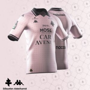 Sébastien-Abdelhamid Godelu Instagram - @fcmetz X Sebastien Abdelhamid ! 
Un honneur et une fierté immense pour moi de signer ce maillot third pour ce club qui représente tant pour moi. 

Ce maillot est une déclaration d’Amour au club, à la ville et ses habitants ! 🇱🇻

Je me suis replongé dans ce qui m’avait marqué et tant séduit (au-delà des gens) quand j’ai découvert Metz dans mon enfance : son architecture, la place Saint-Louis, les arcades, l’influence italienne, la Renaissance. Metz est une ville de culture avec une grande histoire.

C’est vraiment ce qui a guidé mon inspiration. En ce sens, j’ai voulu travailler un élément iconique, emblématique et ô combien symbolique (surtout en ce moment) : la croix de Lorraine. J’en ai fait un monogramme qui conjugue toutes ces inspirations architecturales et culturelles citées plus tôt.

Il restait à déterminer la couleur, qui doit trancher avec le Home et l’Away tout en ayant un sens pour garder un ensemble cohérent. Le rose est inspiré de la colonne de Merten, ce qui donne à l’histoire de ce maillot un vrai ancrage dans la ville et une sorte de voyage en son sein.

J’espère qu’il vous plaira, il est à vous, il est à nous désormais ❤️

Un rêve de gosse qui se concrétise, mon premier stade, premier match, premières émotions de foot voyant @robert_pires07 fouler la pelouse.
une énorme émotion derrière ce projet qui symbolise tant pour moi. Croyez en vous, croyez en vos rêves ! 

Un ÉNORME merci au @fcmetz pour la confiance et le plaisir de collaborer ensemble tout au long du processus creatif, merci à toutes les équipes vraiment. Un Énorme merci et bravo en particulier à @juliedkr57 et @annelmrqs qui ont fait un boulot fantastique et elles sont clairement au cœur de ce projet.

Grand Merci à @benhofame qui a permis de consolider ce projet et de le lancer !

Merci @kappa_sport 

Merci à toute la team @hype_noticefr qui s’est défoncée pour produire des contenus au top.

#collab #collaboration #foot #fcmetz #metz #maillot #Pireslegoat #KastendeuchLaLegende