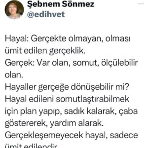 Şebnem Sönmez Instagram - Üç buçuk ay sonra -yani depremden sonra- en önemli eşiğimizi yaşadık. 
Henüz o eşikten geçemedik. 
Geçebilecek miyiz?
Nasıl?
Ortak duygulara sahip olduğumuz halde ortak bir fikrimizin, eylem beraberliğimizin olamadığını bir kez daha görüyorum. 
Bilgiçlik taslamak değil niyetim. 
Tam olarak nerede, nasıl durduğumu-zu ve duramadığımı-zı
özüyle böyle anlatabiliyorum. 

Sevgilerimle 🤍
Not: Deprem bölgelerindeki insanlara yüklenmemeyi başarabilir miyiz lütfen?