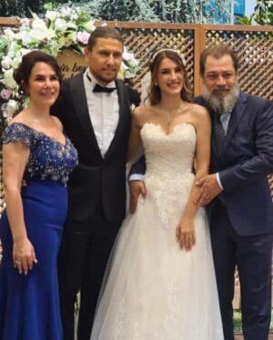 Seda Yıldız Instagram - Bir babanın en mutlu günü.. canım evlatlarım çok mutlu olun , sağlıkla huzurla çok güzel bir ömrünüz olsun, sizi çok seviyorum ❤️❤️❤️