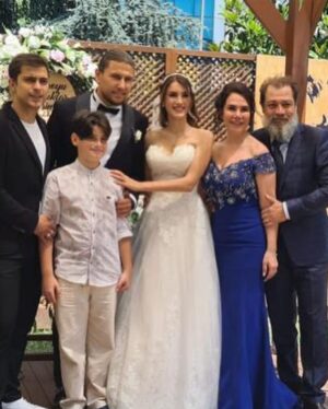 Seda Yıldız Instagram - Bir babanın en mutlu günü.. canım evlatlarım çok mutlu olun , sağlıkla huzurla çok güzel bir ömrünüz olsun, sizi çok seviyorum ❤️❤️❤️