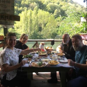 Seda Yıldız Instagram - Nefis bir köy kahvaltısından sonra harika bir orman yürüyüşü.....