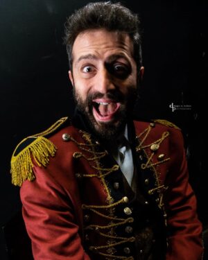 Sefa Tantoğlu Instagram - Eveeet yarın 20:30 #sefiller bekleriz efenim 🙋‍♂️
#mösyöthenardier
#viktorhugo #tiyatro 🎭