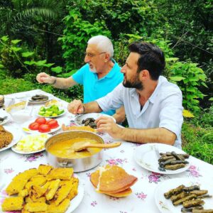 Sefa Tantoğlu Instagram - Baba ve oğul... Gidelim mi Artvin'e? Sen dayımla kaval çalarsın, ben kuzenimle gezinirim, yengem yemekler yapar, akşam rakıda buluşuruz. Ve hep birlikte gideriz doğayı korumaya...
#cerattepedireniyor 
#mısırekmeği #muhlama #lahanasarması #burun
