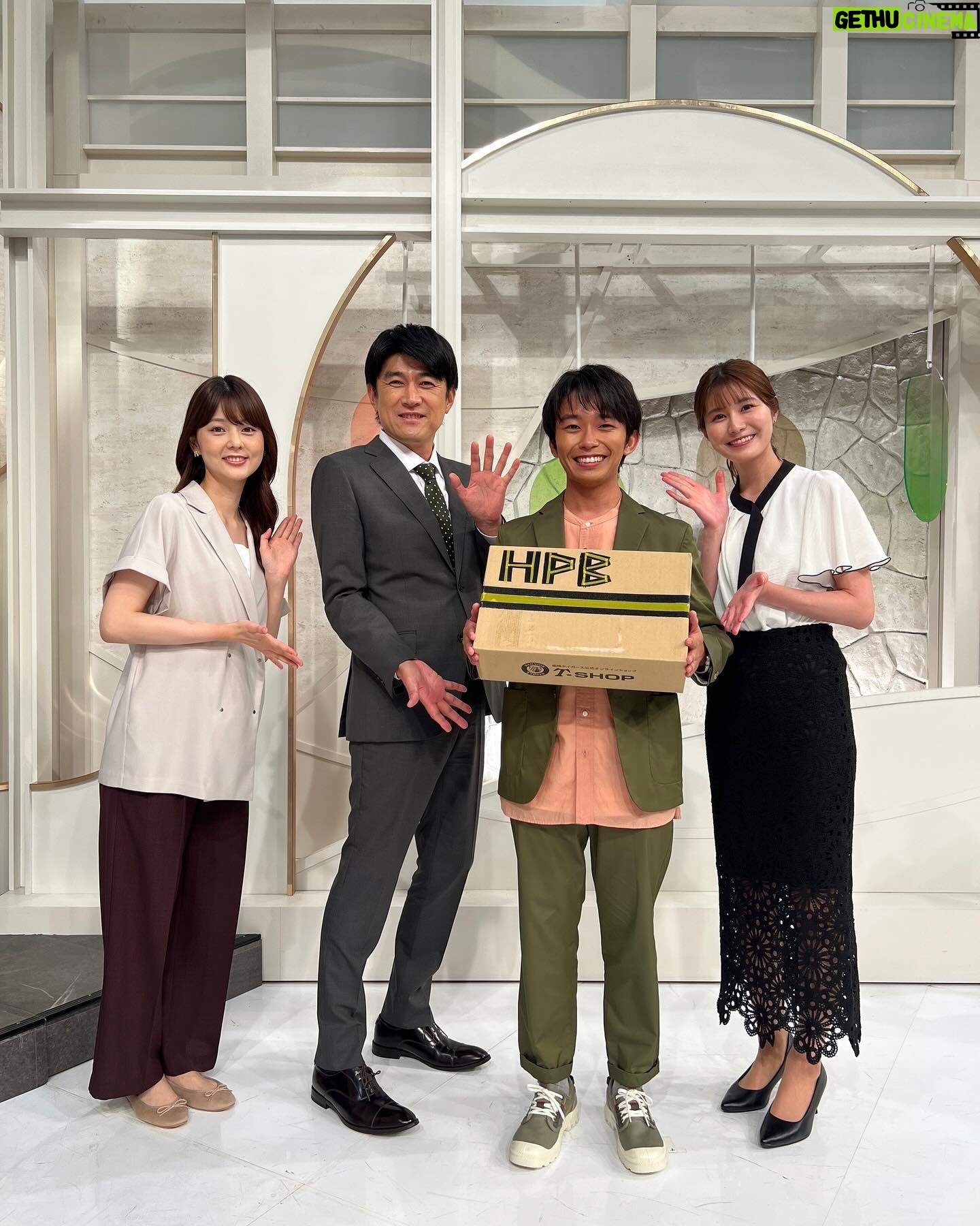 Seishirou Katou - 22.4K Likes - 先日の『news zero』
放送前に控え室に行くと
お部屋がものすごく素敵なことに…!!!
そしてなんと放送後にもzeroの皆様から
素敵過ぎるサプライズが…‼︎
嬉しいいいいいいいいい
ありがとうございます…
このバケハもロンTも、
本当に普通に普段使いしますからね?
僕程の阪神ファンともなるとドナルド。
クワックワ(?)
ps.一昨日upした日記もそうですが、
ちょっと暑過ぎておかしくなってきちゃったかもしれません。
皆様もお気をつけて笑笑笑
@ntvnewszero #newszero #藤井貴彦
#佐藤梨那 @sato_lina #市村紗弥香 @sayaka__ichimura
#誕生日 #サプライズ #ありがとうございました
@hanshintigers_official #阪神タイガース #加藤清史郎