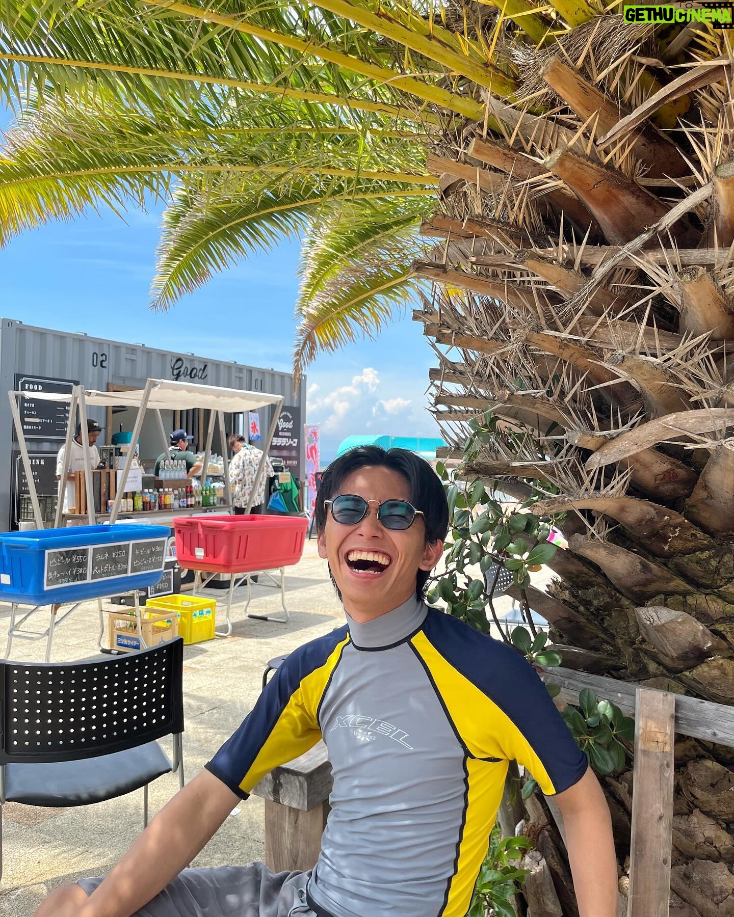 Seishirou Katou - 12.5K Likes - 7年ぶりの海。
お気に入りは、
4枚目の、遠めから取られた写真をズームしてみたら
無駄に険しい顔だったやつ と
最後の、写真の半分モザイクアートの大笑顔笑
#せいせいの休日 #海 #かき氷 #険しい顔
#加藤清史郎
