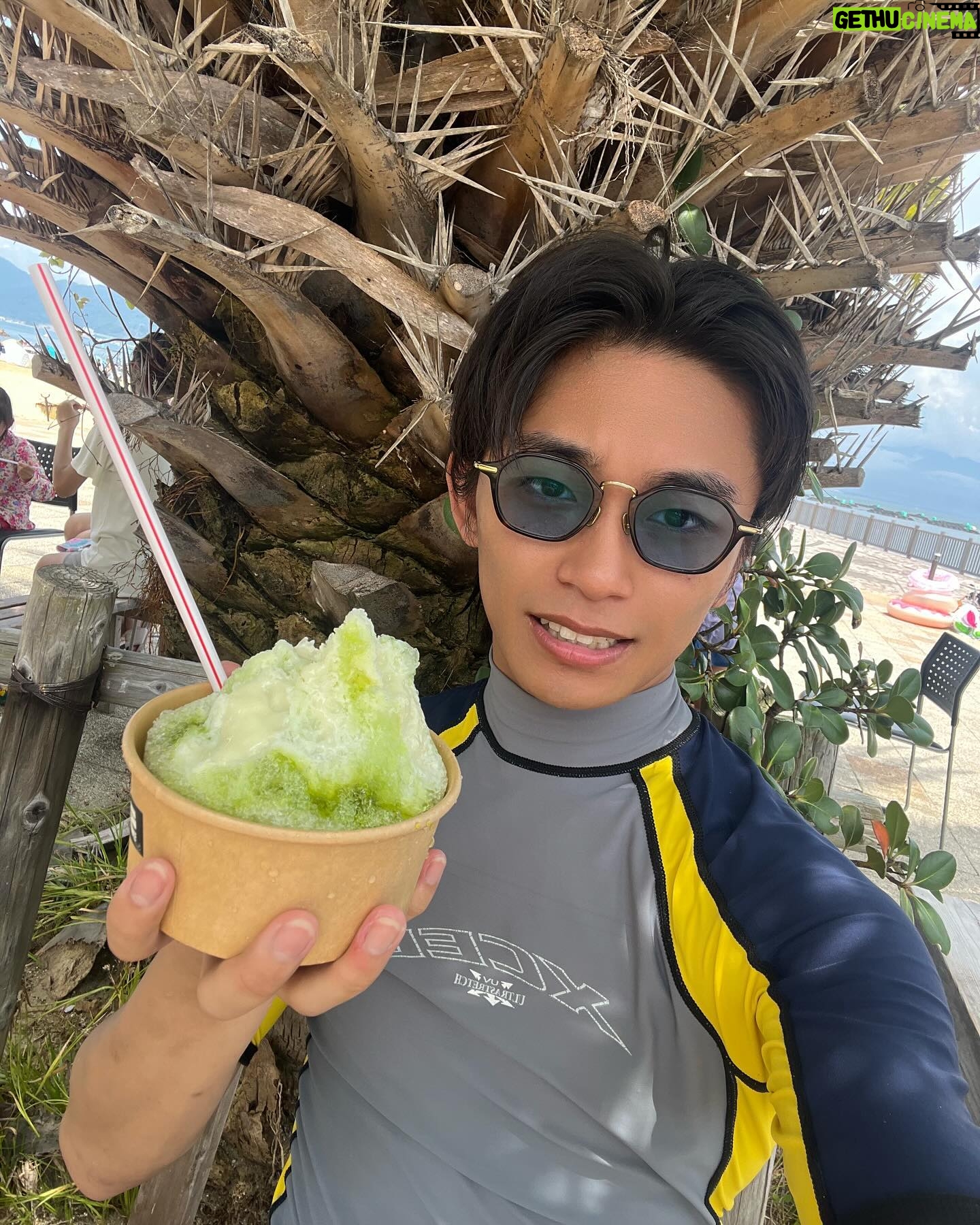 Seishirou Katou - 12.5K Likes - 7年ぶりの海。
お気に入りは、
4枚目の、遠めから取られた写真をズームしてみたら
無駄に険しい顔だったやつ と
最後の、写真の半分モザイクアートの大笑顔笑
#せいせいの休日 #海 #かき氷 #険しい顔
#加藤清史郎