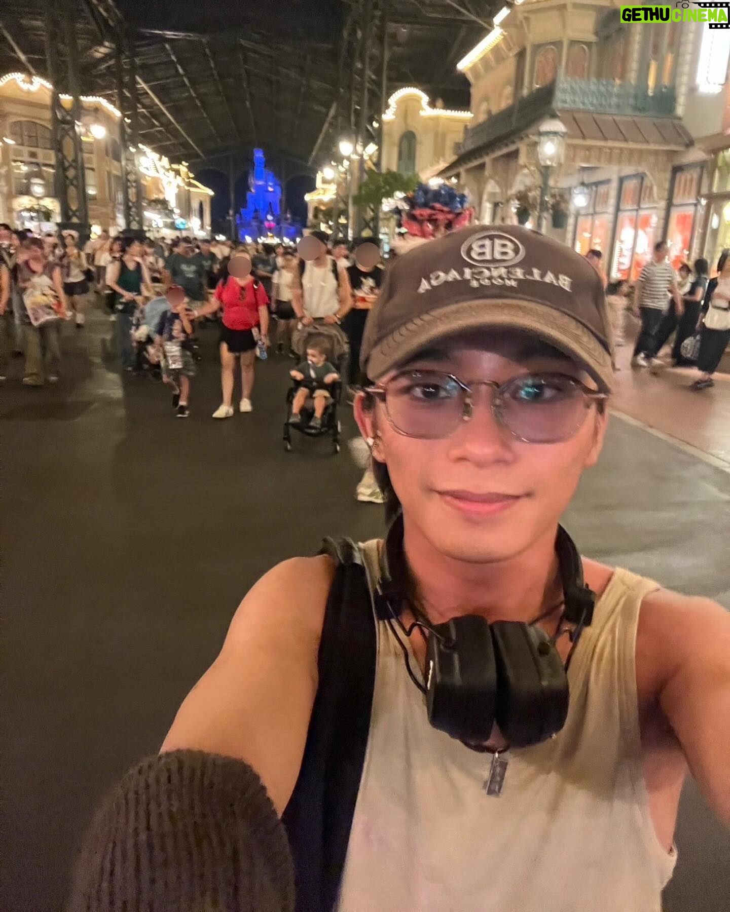 Seishirou Katou - 15.4K Likes - ・
前にXに載せた”下駄ディズニー“
すみません、楽しみ過ぎました。
写真、これしかないです笑笑笑
シーにできた新エリア、すんごい気になったんですけど、
👓ぜっっっったいに混んでる…👓
よし、ランドに行こう。
おっとランドはランドであの大人気アトラクションのスペースマウンテンがクローズ直前!?
うわーーー、いやでもこれは、行くしかない。
なんならバズも今のうちに乗っておくぞ!
で、ランドでした。
そんな張り切って行ったのに写真これしかないって、
なに???^^
あと最後にもう一回。
『下駄ディズニー(終日)
はやめておいた方がいいよ^^』
#せいせいの休日
#この日の服の目玉は #タンクトップ
#helmutlang @helmutlang
#東京ディズニーランド#tdl #tokyodisneyland
#ありがとうスペースマウンテン #spacemountain
#加藤清史郎