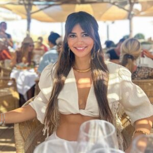 Selen Görgüzel Instagram - Kızım @ilknazbektas elektronik sigara (puff) kullanımına bağlı olarak ciddi bir sağlık sorunu yaşamıştır. Akciğerlerin dumanı süzememesi sonucu kalbin etrafında hava kabarcıkları oluşmuş ve bu kabarcıklar, kalbin çalışmasını engelleyecek seviyeye ulaşarak hayati tehlike yaratmıştır.

Durumun ciddiyeti nedeniyle evladım  acilen ameliyata alınmış ve Prof. Dr. Çağatay Tezel tarafından başarılı bir müdahale gerçekleştirilmiştir. Şu anda iyileşme sürecinde olup, Allah’ın izniyle bu zor dönemi atlatacağımıza inanıyoruz.

Bu süreçte yanımızda olan, arayıp soran ve dualarını eksik etmeyen tüm dostlarımıza ve sevdiklerimize yürekten teşekkür ediyoruz. Sizlerin desteği bizler için çok kıymetlidir. Telefonlara cevap veremiyoruz, ancak lütfen merak etmeyin, iyiyiz.

Son olarak, yaşadığımız bu zorlu deneyimin ışığında, herkesi elektronik sigara kullanımının tehlikeleri konusunda bir kez daha uyarmak istiyoruz. Lütfen sağlığınızı riske atmayın.

Sevgi ve Saygılarımla 

Selen Görgüzel