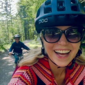 Selma Ergeç Instagram - Thank you @mayrlife_official for your diligent care and helping us detox and rebalance mind, body and soul. We leave with wonderful memories feeling light as a feather. 
🙏🏻💫🌸
#davet #reklam
