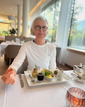Selma Ergeç Instagram - Thank you @mayrlife_official for your diligent care and helping us detox and rebalance mind, body and soul. We leave with wonderful memories feeling light as a feather. 
🙏🏻💫🌸
#davet #reklam