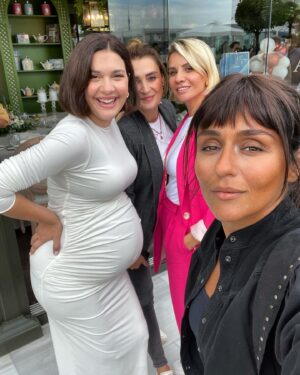 Sema Ergenekon Instagram - Dün gece ofisten 2 de çıkmışım. Öyle bitiğim. Ama o can parem. @berguzarkorel Öyle seviyorum. Kalktım gittim. Doğacağı tarihi verdim de geldim. Han’ı bildiğim gibi. 25 Ekim. Tarihe not düşülsün. Ve sen Leyla… gözünü inandığı şeyle karartmış, asla vazgeçmeyen tutku dolu bir ananın kızı; sorgulamaktan, öğrenmekten, denemekten vazgeçmeyen bir babanın @halitergencresmi evladı olarak gelmeye hazır mısın?  Biz seni bekledik. diledik. Hayal ettik. Ama ömür senin. Dilediğince olsun. Hoş geleceksin. Baş tacımızsın🧿🧿🧿😍❤️🧿🙏🏻