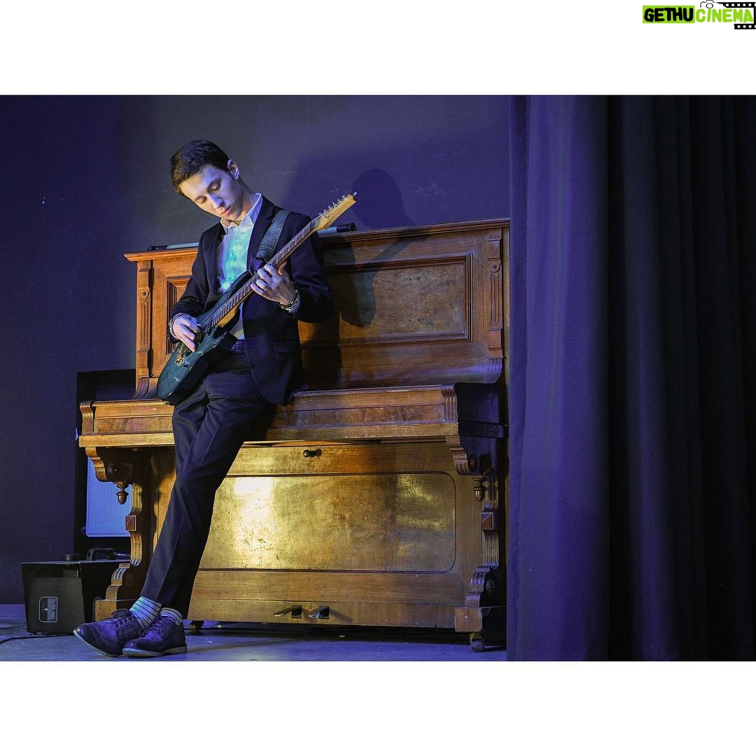 Semyon Treskunov - 9.4K Likes - трууунь-треень-трыыынь.
#киноволшебник🎸