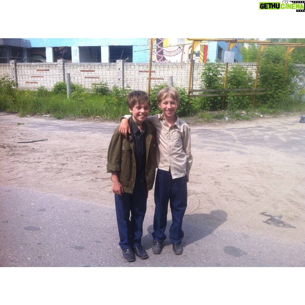 Semyon Treskunov - 27.9K Likes - Мы тут маленькие, но крутые👊🏻
Это лето 2012 года, съемки «Частного пионерского» в Дзержинске, где мы, как настоящая боевая единица, автономно существовали целый месяц(разве что еще с твоей бабушкой🙄) Я люблю тебя, дружище, хотя ты год как об этом уже не знаешь. или нет?