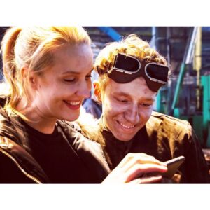 Semyon Treskunov Instagram - В день, когда наша сборная неожиданно для всей страны гарантировала себе выход из группы в матче с Египтом, у самого светлого, теплого, мудрого и смешливого человека во Вселенной был день рождения. Мне удалось застать её в этот день беззаботную и веселую дома, а не на площадке/выборе натуры/читке(зачеркнуть лишнее), но сейчас, когда есть такая шикарная совместная фотография, я хочу признаться ей в любви и верности. Оксаш, с твоим днем, пусть и прошедшим! Мы еще наворотим делов!