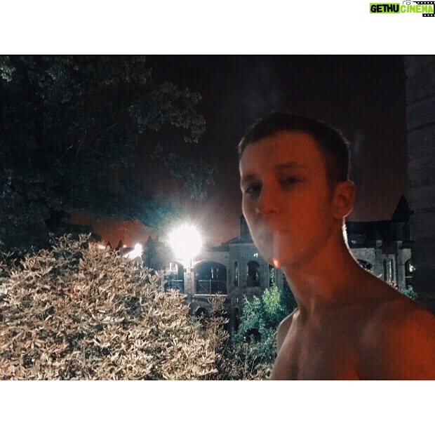Semyon Treskunov - 21.8K Likes - Встал рано утром, закурил сигарету
Перед едой сигарету достал