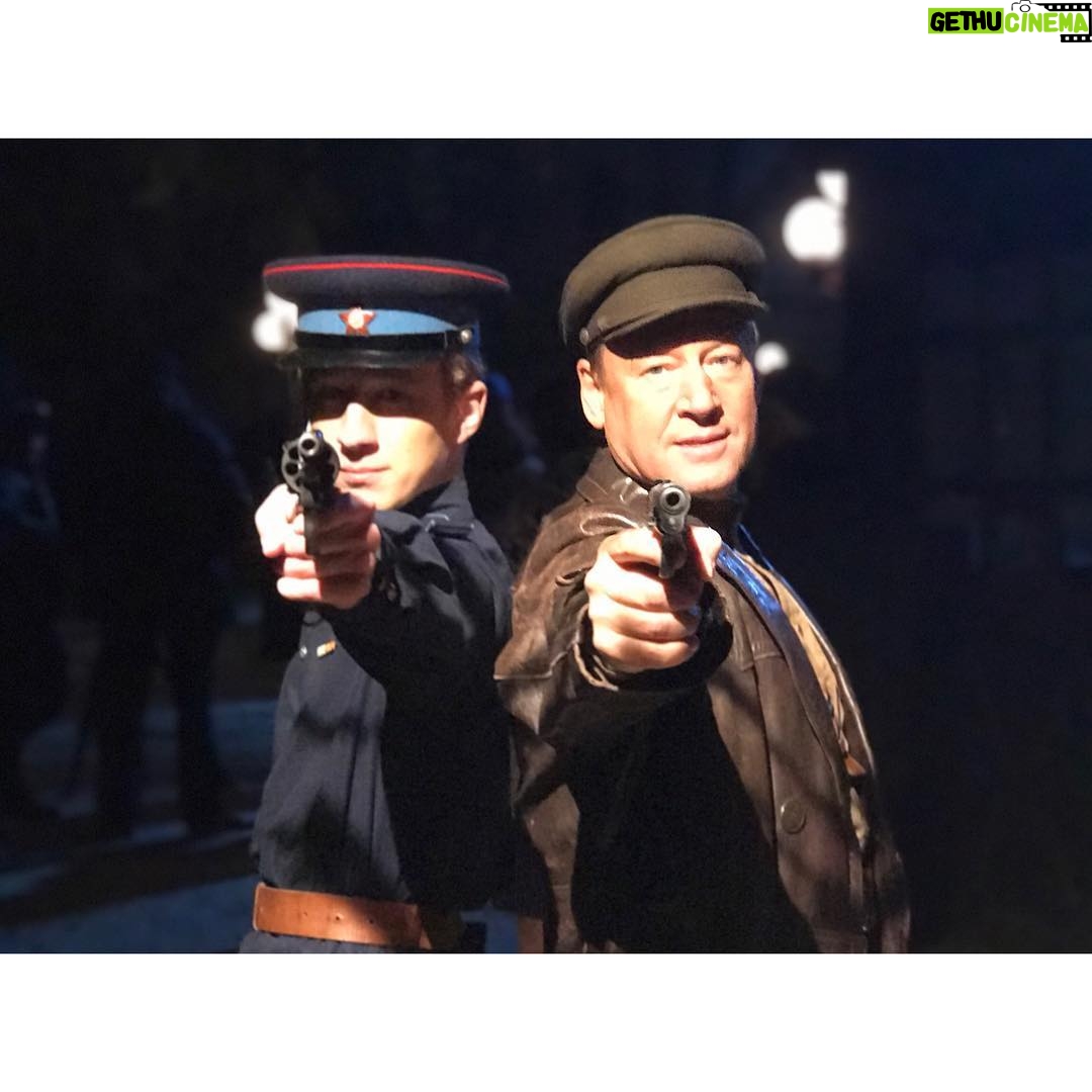 Semyon Treskunov - 7.8K Likes - Я узнавал «Зеленый фургон» по песне «20 год», которая играет в конце первой серии. К тому же, она проигрывалась на заставке в главном меню моего DVD.
Я прекрасно помню, как много лет назад, строчка «не смейте модным словом ретро все, чем мы жили называть» с акцентом на мягкую «е», неизбывно что-то во мне шевелила, приводила в действие какие-то тайные механизмы, мотивировала быть героем тех самых вестернов и истернов, сюжеты и персонажи которых меня приводили в дичайший восторг.
Сегодня у Дмитрия Вадимовича Харатьяна день рождения. И я прекрасно понимаю, что благодаря нему, мое детство прошло правильно. Молодой оперативник Володя Патрикеев был прекрасным примером для подражания.
И вот спустя каких-то(!) тридцать с небольшим лет мне выпал уникальным шанс прикоснуться к прекрасному. И я хочу сказать этой, на фото рядом со мной, Вселенной спасибо.
С днем рождения!
#зеленыйфургон