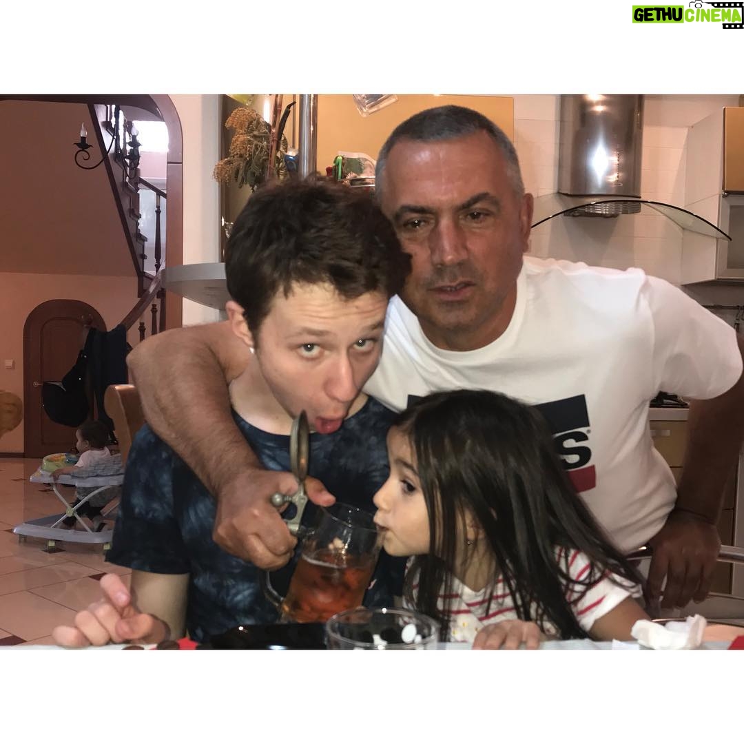 Semyon Treskunov - 11.1K Likes - ну-ка мечи стаканы на стол
____
дед и наша шикарная дыучина