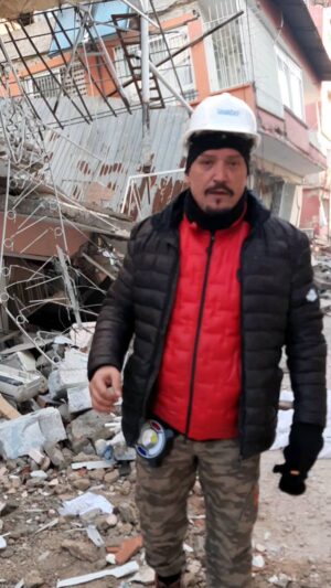 Şenol İpek Instagram - Allah aşkına yardımmmmm
Antakya kuğulu sokak enkaz altında heryerde ses var kurban olurum bu videoyu ulaştırın  yardıma ihtiyacımız?  Var