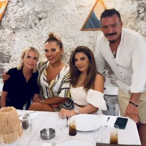 Şenol İpek Instagram - Dostlar gelmiş hoş gelmiş 
@demetakalin  @eceerken @esrabalamir 
@bosnakmeyhanesi  #alaçatı #çeşme