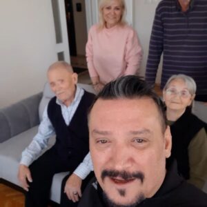 Şenol İpek Instagram - İlk defa 2 yıl aradan sonra annemin babamı doyasıya öpe bildim pandemi dolayısı ilemagrum kalmıştık. Bizden hepinize kucak dolusu sevgiler