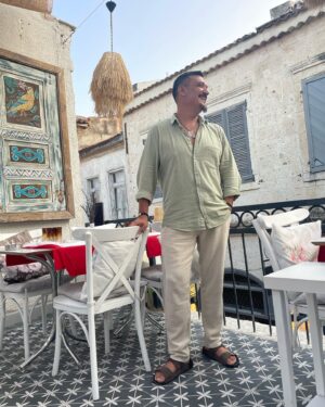 Şenol İpek Instagram - Doğum günüm vesilesi ile arayan yazan gelen ,gelemeyen  tüm dostlara teşekkür ederim...Bu güzel tasarım gömlekler için değerli dostum @_vdt54  @hobiclubofficial  teşekkürler