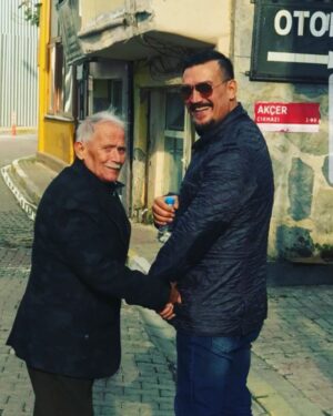 Şenol İpek Instagram - Nerden başlasam bilemiyorum 
Bana öyle güzel emanetlerin olduki hangini konuşsam anlatsam bilemedim
Ama herkes senin ne kadar iyi bir insan olduğunu söylüyor bana  senin bilmediğim şu an bile yeni öğrendiğim iyiliklerini  anlatıyor insanlar o kadar dua edildiki  sana inan babam duyuyorsundur. Hani bana ara ara kısık ses tonuyla söylediklerin vardı ya "YAŞAMAK İSTEDİĞİNİ YAPMAK İSTEDİĞİNİ YAP KIRMADAN HAK YEMEDEN YAP O ZAMAN DOĞRU YAŞARSIN ... DEVLETE ASLA BORCUN OLMASIN EKSİK  KALMA ÇÜNKÜ DEVLET BİZİ YETİŞTİRDİ ... HER DAVETE GİT OLURDA DÜĞÜNE GİDEMEZSİN PARAN OLMAYA BİLİR TAKIDA EKSİK KALIRSIN SONRASI GEREKENİ YAPARSIN AMA HİÇ BİR DOSTUNUN CENAZESİNE EKSIK KALMA GİT SARIL YANINDA OL SEN ZOR ACI GÜNDE YANINDA OL DEDİN " 
SÖZ BABAM HEP BUNA GAYRET ETTİM BEN SENİN EVLADINIM  SÖZ AYNI ŞEĶILDE DEVAM  EDECEĞİM 
 ONURLU KISIK SESLİ KOCA YÜREKLİ BABAMA 
MEKANIN CENNET OLSUN