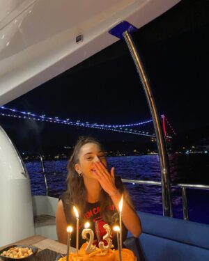 Sera Kutlubey Instagram - Yaklaşıyor yaklaşmakta olan🤟💥 #23