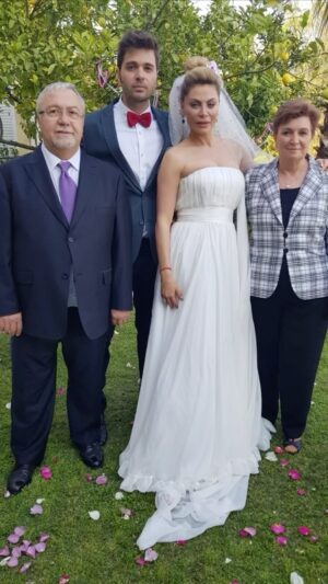 Seray Sever Instagram - Canım kayınpederim,ailemizin dev çınarı Kaya babamız bu sabah Hakk’ın rahmetine kavuştu. Işıklar içinde uyu güzel babam🤲Allah ailemize ve sevenlerine sabırlar versin🤲Acımız büyük,yerin doldurulamaz 🥲Seni çok seviyoruz 💙Daima kalbimizdesin♾️Mekanın Cennet olsun🤲 @kaya.sunbul