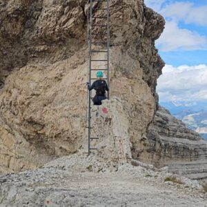 Serena Autieri Instagram - Impresa iconica portata a termine! ⛰️ 🧗 
Raggiungere in ferrata la cime della Tofana di mezzo a 3.244 mt dopo 7 ore mi fa sentire fiera del gruppo di amici storici con cui l’ho fatto, forte e realizzata. 
Abbiamo provato ogni emozione dalle risate iniziali, alla gioia pura, dall’adrenalina alla paura di non farcela…
Già programmando la prossima💪🏻