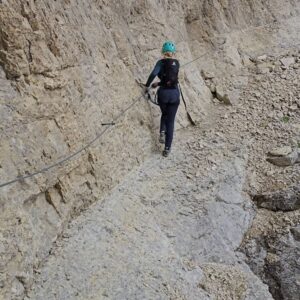 Serena Autieri Instagram - Impresa iconica portata a termine! ⛰️ 🧗 
Raggiungere in ferrata la cime della Tofana di mezzo a 3.244 mt dopo 7 ore mi fa sentire fiera del gruppo di amici storici con cui l’ho fatto, forte e realizzata. 
Abbiamo provato ogni emozione dalle risate iniziali, alla gioia pura, dall’adrenalina alla paura di non farcela…
Già programmando la prossima💪🏻