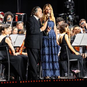 Serena Autieri Instagram - Una serata magnifica ‘Puccini secondo Muti’. Orgogliosa di essere italiana 🇮🇹

@mic_italia 
@riccardomutimusic 
@orchestracherubini 
@raicultura 
@instarai3 

Dress: @giorgioarmani 
Gioielli: @roberto_coin