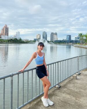 Serena Fang Instagram - 用跑步認識曼谷
充滿朝氣 五點起床 六點開跑 
好喜歡這個在市中心 被樹圍繞
班嘉奇蒂公園 สวนเบญจกิติ森林公園
繞著水池跑大概ㄧ圈接近2k
跑完後感覺充飽電🌟

輕鬆的跑了8k 
捨不得離開又多散步了ㄧ小時
很多跑團跟跑者也在這邊運動訓練
有可愛的狗狗公園！
還交到了新朋友🇹🇭🧡

跑步最開心了⚡️
喜歡跑步的朋友來曼谷可以來這邊練跑喲
還有羽球桌球場！

#曼谷跑步聖地
#lifeinbangkok #run #newbalance #1080
Special thanks @tphone_store