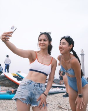 Serena Fang Instagram - 夏天都想跳進水裡🧜🏻‍♀️
清晨划著sup去秘境小島探險
碰上一點小雨
雲霧繚繞的海變得更美了🫧
天氣這麼熱，大家都去哪裡玩？
#小美人瑜

#ootd  @hai.the.label @carpediem_wild_m_ 
#watch @garmin #mk3i 
#Glasses @rudy_project_taiwan 
謝謝班長跟庭豪帶我們出去玩
@chunyachao @tinghaoku