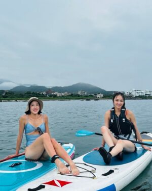 Serena Fang Instagram - 夏天都想跳進水裡🧜🏻‍♀️
清晨划著sup去秘境小島探險
碰上一點小雨
雲霧繚繞的海變得更美了🫧
天氣這麼熱，大家都去哪裡玩？
#小美人瑜

#ootd  @hai.the.label @carpediem_wild_m_ 
#watch @garmin #mk3i 
#Glasses @rudy_project_taiwan 
謝謝班長跟庭豪帶我們出去玩
@chunyachao @tinghaoku