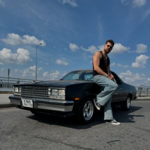 Sergey Mezentsev Instagram - Знакомьтесь, Chevrolet El Camino 1984. Назвал его Джон Сноу, потому что он черного цвета и полукровка. Машина официально позиционировалась как «легковой лакшери пикап». То есть рабочая машина для ранчо с удобствами мирской люкс машины: кондиционер, велюровый салон, электрические стеклоподъемники, круиз контроль и тп.
В рекламных роликах про нее, главный герой (зажиточный ковбой), днем перевозит на ней стоги сена, а вечером везет возлюбленную на свидание в ресторан, плавно качаясь на мягкой подвеске уровня представительского седана.

Тачка кайфовая, но в спустя десятилетия публика догадалась, что «не то, ни сё», не самая разумная идея.

Автомобиль реставрирован буквально из руин в мастерской @rockabillygarage 🛠️🖤

Вы догоняете идею автомобиля?