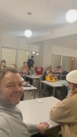 Sergey Netiyevskiy Instagram - Первая читка измененного сценария грандиозного шоу - Елка телеканала «МУЛЬТ» в Екатеринбурге🎄
Собрались все: от гномов до Дедов Морозов🎅🏻
Ждем вас и наших маленьких гостей с 29.12.2023 по 05.01.2024 в «Космосе»✨

Вы уже продумали новогодние каникулы?

Подробности и билеты: 

https://ekb.kassy.ru/events/elki/2-59193/

(Активная ссылка в сторис⚡️)

До встречи!

#елка #екатеринбург #дети #детиекатеринбург #детскийсад #буба #мимимишки #сказочныйпатруль #елкамульт #мульт #кошечкисобачки #космос #новогодниеканикулы #новыйгод #новогоднеешоу #телеканалмульт #уральскиепельмени #импровизация #импровизаторы