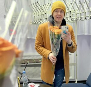 Sergey Netiyevskiy Instagram - Когда Колор совпал внутри и снаружи)). Пятница! Потрясающий городок Лангепас зарядил всех в зале: и зрителей и меня настроением этого цвета! 🌟индукция однако!  Завтра столица  Югры…

#нетиевский #пельмэн #уральскиепельмени #юмор #импровизация -#стендап #standup