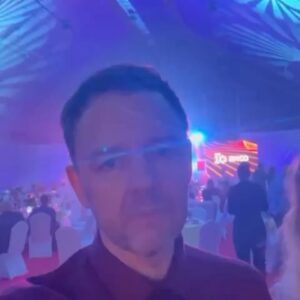 Sergey Netiyevskiy Instagram - Самых веселых корпоративов и отличной пятницы!🔥

Какие планы на вечер?)

Жду вас в своем телеграм-канале и на сайте 👉🏻netievskiy.pro (ссылки в сторис и в шапке профиля)

#дзен #zen #happynesscoach #инсайт #insite #netievskiy #нетиевский #мастерклассы #коуч #спикер #йога #продюсер #пятница #выходные #тусовки #импровизация #уральскиепельмени #импровизаторы