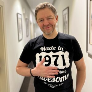 Sergey Netiyevskiy Instagram - С годами ты все реже начинаешь ценить обьекты любви и ищешь источник Любви… Чтоб раствориться в нем и стать им. В день рождения этих источников особенно много, они бьют ключем и наполняют чистотой, как аршаны, дают подьемную силу крыльям, как встречный ветер,  наполняют светом, как при постижении Сатори …. Тогда ты начинашь видеть мир глазами своего сердца! Спасибо всем за поздравления! Ваша индукция  генерирует колосальный поток положительной энергии))🕉️ #деньрождения #дзен #дзенпилот #сатори #йога #счастье #нетиевский #пельМэн  #поздравление #овен