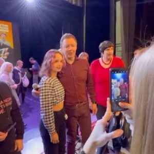 Sergey Netiyevskiy Instagram - Спасибо,Златоуст👍🏼Хороший концерт) Делитесь отзывами в комментариях и отметками) С праздником еще раз, дорогие девушки!

#златоуст #нетиевский  #уральскиепельмени #смех #юмор #импровизация