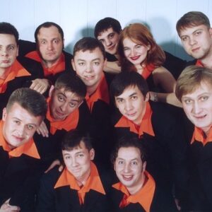 Sergey Netiyevskiy Instagram - В международный день КВН, хочется сказать слова благодарности Клубу, который десятилетиями строили многие поколения талантливых людей из разных стран,  Игре, что поменяла наши жизни! 

Спасибо Александру Васильевичу, который  столько лет держит высокую планку достойного юмора «выше плеч» и дает дорогу талантливым коллективам в мир шоу бизнеса.  У многих  эта дорога была разной, у кого то, как шоссе, кто то бродил тропинками, многие ее так и не нашли.. У Пельменей дорога на телевидение была тернистой, длиной в 15 лет.  После побед в КВН был проект «Вне Игры», потом в 2007 году я спродюсировал наш проект на ТНТ «Шоу Ньюс», и  уже в 2009  удалось запустить  наше одноименное тв-шоу Уральские пельмени, сначала на Рен ТВ, а потом на СТС.  Радует, что мои скромные  труды продюсера разогнали телевизионный маховик и вот  уже  13 лет тв-шоу «Уральские пельмени»  продолжает  дарить позитивный  юмор телезрителям страны. Но это бы не случилось, если б не было талантливой команды КВН, коллектива  актеров и авторов Пельменей, а так же многочисленных профессионалов телевидения, в том числе работающих с КВН, которых  мне по крупицам  удалось собрать в новый продакшн. Вместе с ними мы  выстроили красивые декорации, добавили свет, камеры, звук, что превратило  концерты команды КВН в популярную  тв-программу.  Много воды утекло с тех пор, в шоу появились новые лица, но  сформированный на старте формат  используются по сей день. Спасибо коллегам из КВН - первому тв режиссеру  Константину Куцу и главному оператору Александру Бабицкому @gnezdolet , которые помогли выстроить стилистику сьемки  шоу. Благодарности также  всем сотрудникам, которые участвовали и участвуют в материализации шоу Уральские пельмени. Этого шоу скорее всего не случилось бы, если не было Клуба Веселых и Находчивых.  С днем Рождения КВН!

#квн #смех #юмор #уральскиепельмени